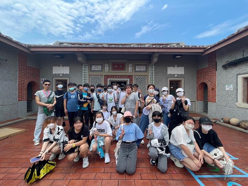 臺南市興國高中以「走讀高雄」為主題，帶領國三學生們進行兩天一夜校外教學，深入體驗高雄的文化、美食和景點。