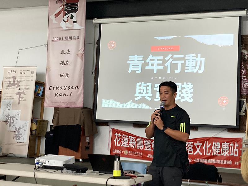 陳柏均總幹事講述青年認同與實踐。