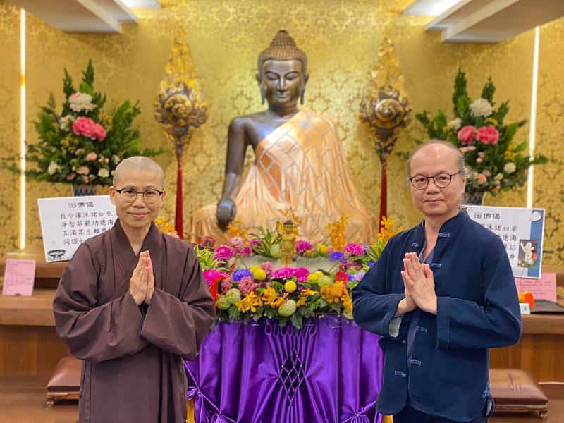 5、	決審期間適逢佛誕，慧命成長學院執事寶髻法師邀請ETToday新聞雲共同創辦人、書法家蔡慶輝參加點燈浴佛活動。（靈鷲山佛教教團提供）