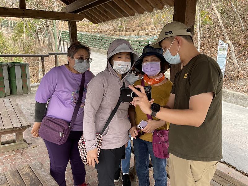 老師帶領龍崎DOC學員們到虎形山公園拍攝電子書素材