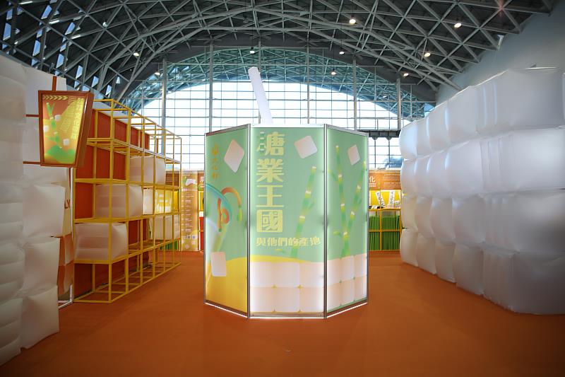 「2023文化帶路 ON THE WAY」以一杯手搖飲的身世之謎，帶觀者從茶與糖中，尋找認識臺灣文化的路徑。