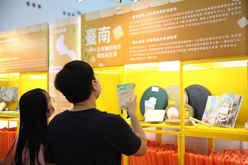 民眾在展區尋找隨糖測驗答案，也從中認識地方文化。