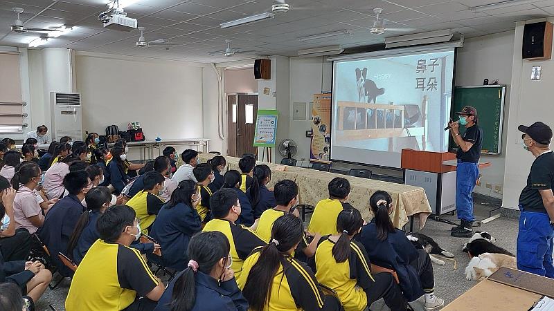 台灣精英國際搜救協會分享防災觀念及搜救犬訓養相關知識