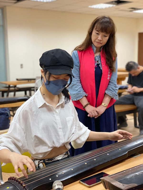 華梵大學美術系學生張訓安表演古琴彈奏。