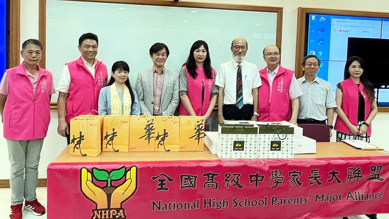 全國高中家長大聯盟蕭錦戎理事長（中）一行人參訪華梵大學，受到林從一校長（右四）等人熱情歡迎。