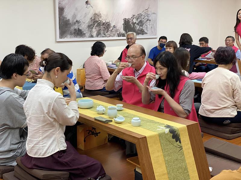 全國高中家長大聯盟參訪團體驗華梵大學的茶道教學。