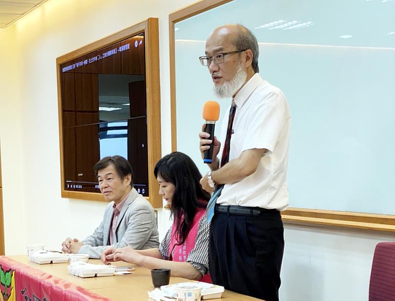 華梵大學林從一校長（右一）介紹華梵辦學特色。