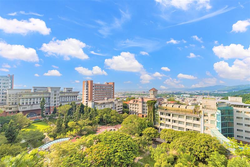 朝陽科大校園綠覆率超過94%，積極營造多樣化物種棲地，致力環境永續不遺餘力。