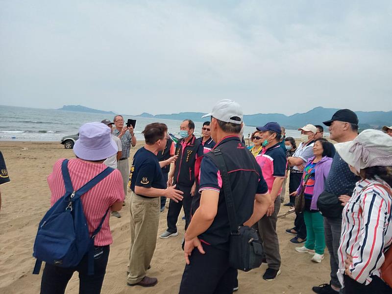 溫泉觀光協會的人解說牽罟漁法