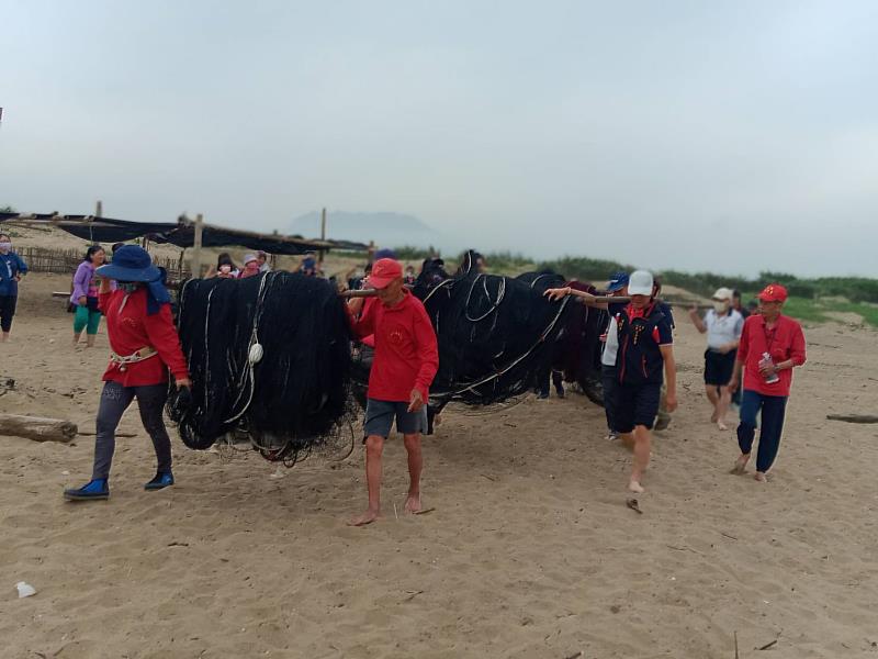 準備漁網下海捕魚