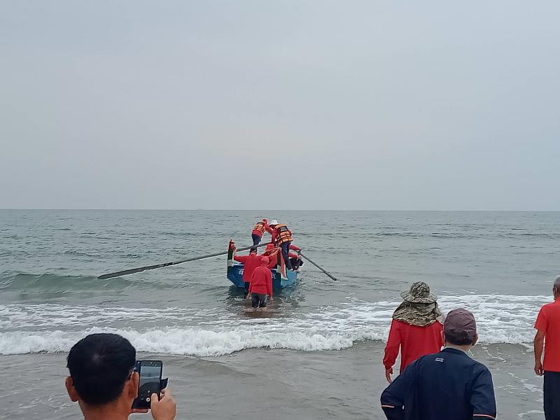 舢舨出海將漁網撒入海裡