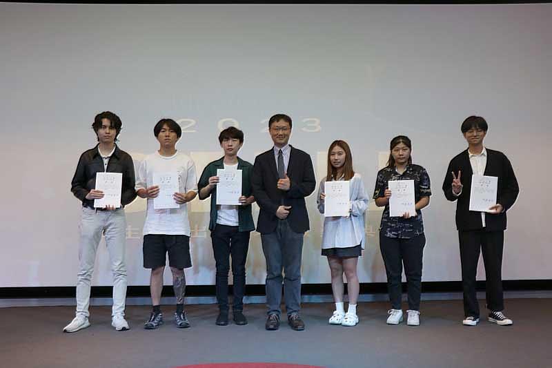 獲得卓越獎獎勵同學與學務長胡全威開心合影。（世新大學提供）