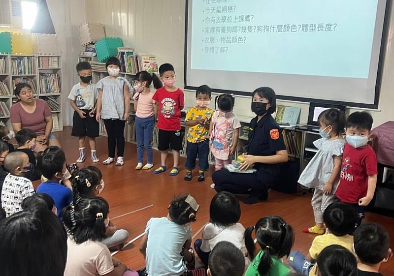 守護幼童安全 臺東關山警分局防治組組長變身「孩子王」並贈送幼兒園「蝴蝶朵朵」繪本