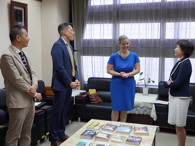 美國在台協會處長孫曉雅（左3）讚許臺文館外譯成果豐碩，期待未來合作機會。