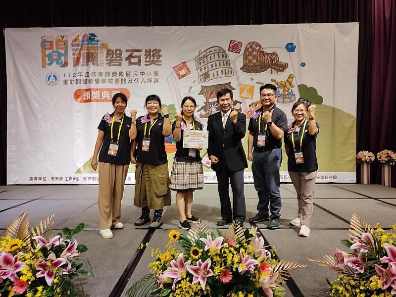 嘉義縣新港鄉2校獲閱讀磐石獎-新港國中與教育部長潘文忠合照