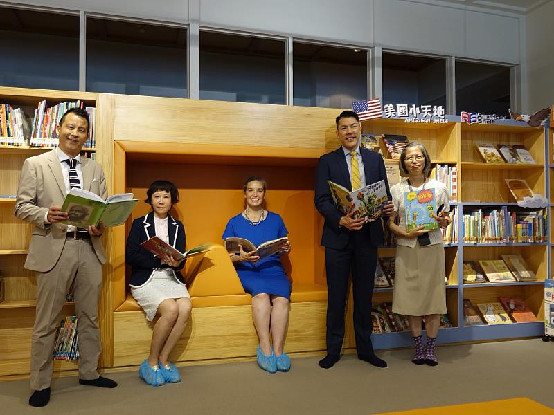 「美國小天地」為臺文館與美國在台協會高雄分處10年的合作成果，（左起）高雄分處文化新聞組組長蔡南亭、臺文館館長林巾力、美國在台協會處長孫曉雅、高雄分處處長黃東偉、臺