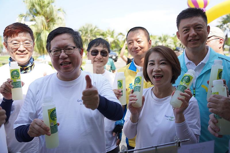 屏東縣長周春米熱情推銷屏東特產