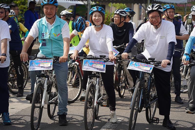 行政院副院長鄭文燦、屏東縣長周春米等人領騎