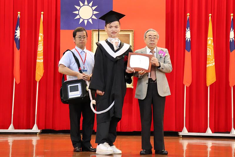 王文淵董事長(圖右)頒獎表揚二度獲得總統教育獎的畢業生王紹丞同學(圖中)。