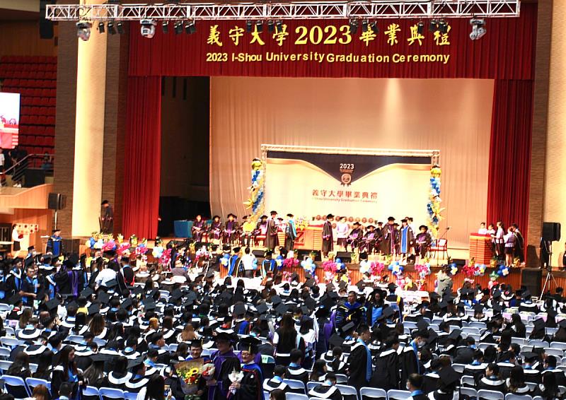 義守大學畢業典禮3日登場，除了有本國籍畢業生的家長參加外，許多境外畢業生家長出席踴躍，典禮會場盛大且熱鬧(照片來源：義守大學提供)。