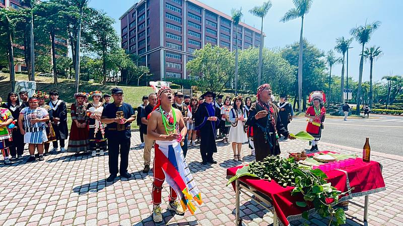義守大學「原住民族學院」院級畢業典禮，邀請部落祭師與牧師祈福，期許學子為原民文化的傳承而努力(照片來源：義守大學提供)。