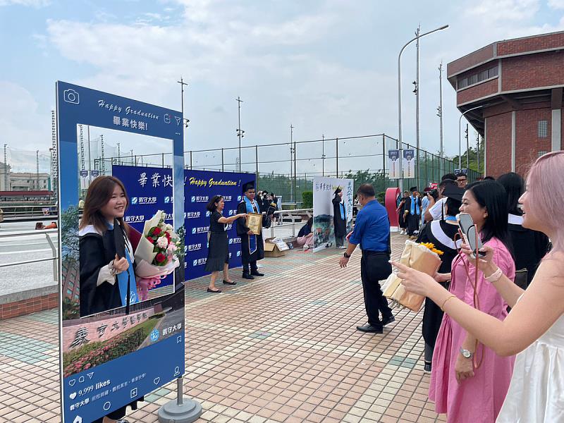 義守大學畢業典禮設置拍照打卡區，畢業生與家長開心合影留戀，為精彩的大學生活劃下完美的句點(照片來源：義守大學提供)。