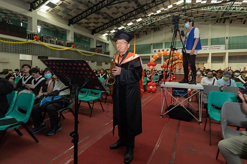 南臺科技大學校長吳誠文於112級畢業典禮中演奏校歌，祝賀畢業生展翅啟航、前進高飛。