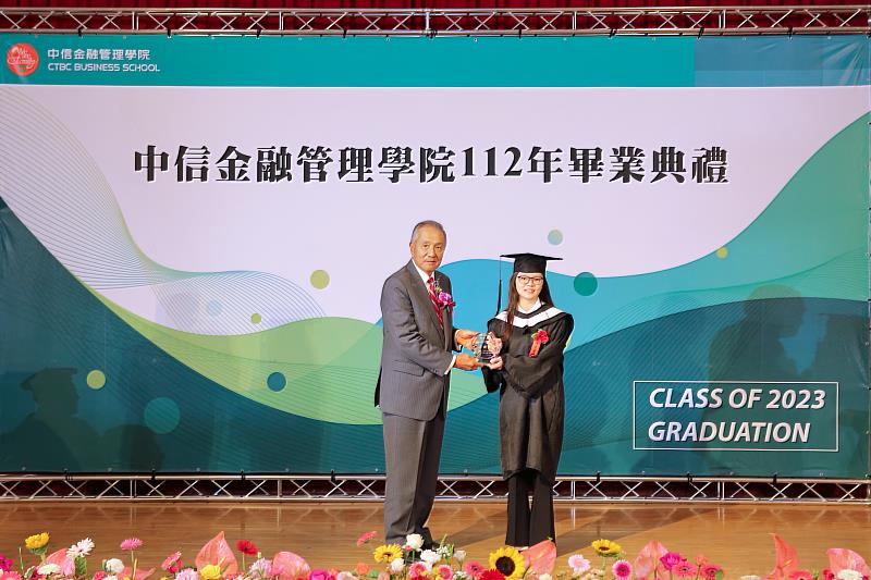 中信金融管理學院董事長馮寄台頒發創辦人獎予財經法律學系優秀畢業生林秀容。(中信金融管理學院提供)