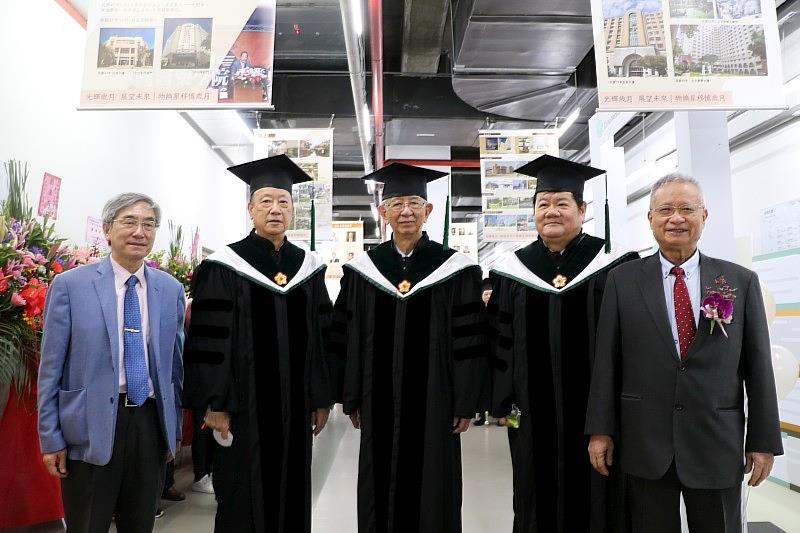 蔡長海董事長（左二）、洪明奇校長（右二）、林正介副校長（左一）歡迎受邀畢業典禮貴賓李遠哲院士（中）、林昭庚院士（右）合影