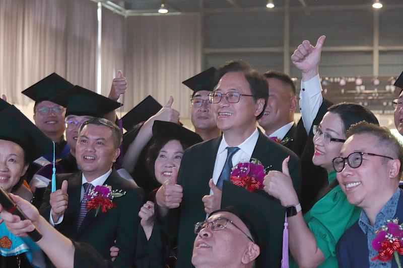 張市長受到許多畢業生的歡迎，由畢業生們拿起自拍桿，一一與師長和學生們合影。