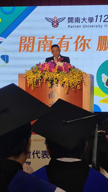 顏志光董事長期勉畢業生們，實踐企業家的精神！