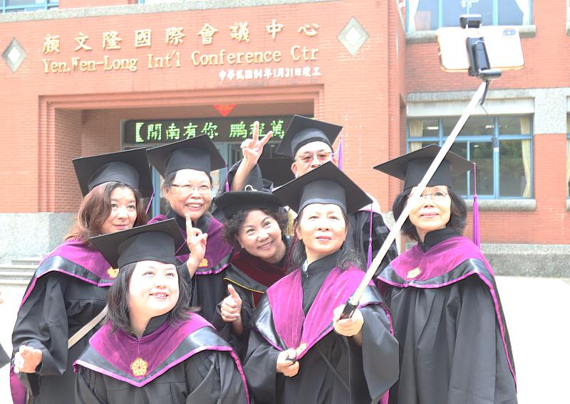 林玥秀校長與畢業生們一同合影。