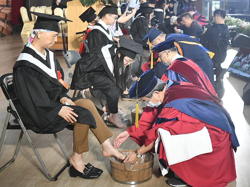 長榮大學畢業典禮經典環節洗腳禮