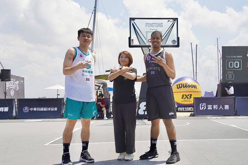 縣長周春米擲幣開球