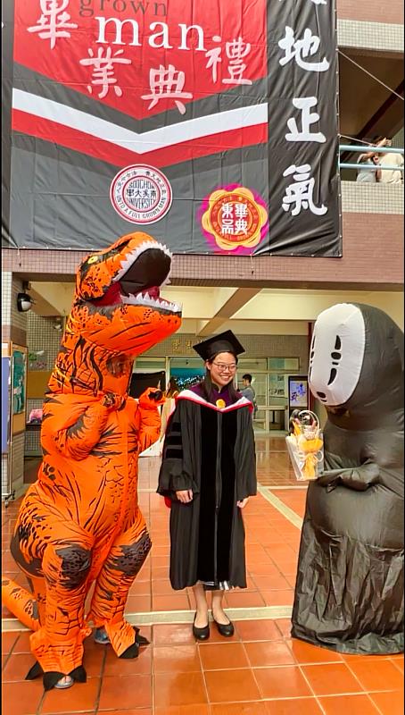 東吳驚見霸王龍和無臉男，超有梗親友團成超人氣打卡景點