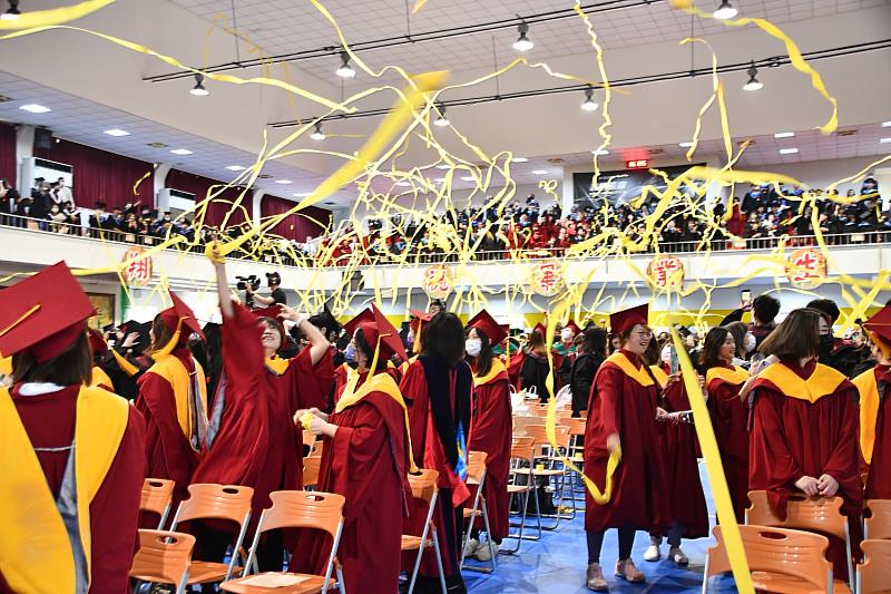 畢業生開心拋出畢業彩帶