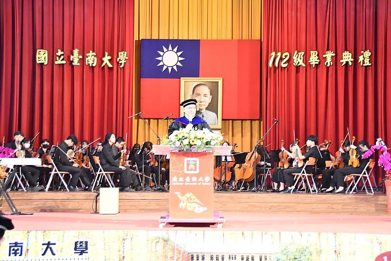 黃宗顯校長勉勵畢業生展翅高飛