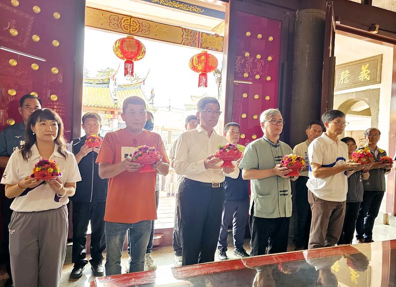 圖四  六堆日於忠義祠祭祀六堆先民(左起高市客委會主委楊瑞霞、忠義祠主委黃文智、客委會主委楊長鎮、屏東縣客務處李明宗、客發中心主任何金樑及12鄉區公所長共同祭祀六堆先民)