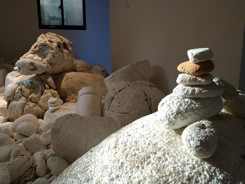 藝術家尹子潔的作品〈聽說馬祖下雪了〉撿拾海岸邊被沖刷成鵝卵石形狀的保麗龍營造出馬祖海岸的景觀