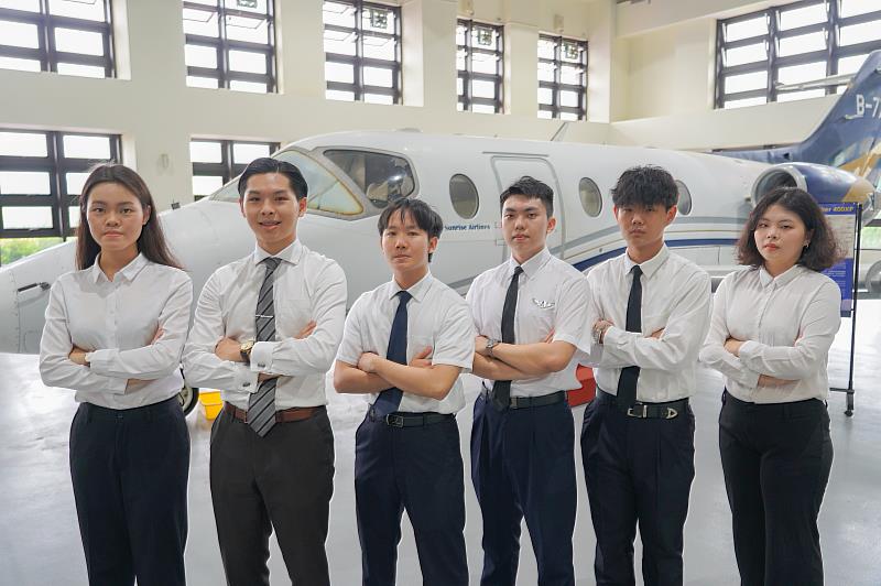 在朝陽飛航圓夢獎學金獎助下，６名飛航系學子將於６月中旬赴美長榮飛行學院接受專業飛行訓練。