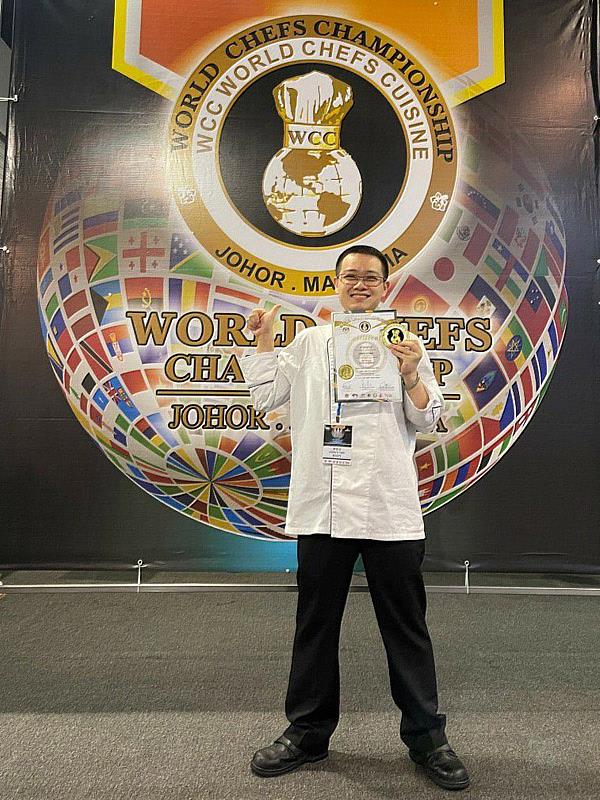 大葉大學造藝系碩士生陳奕廷以翻糖蛋糕相撲，勇奪馬來西亞世界廚藝大賽金牌