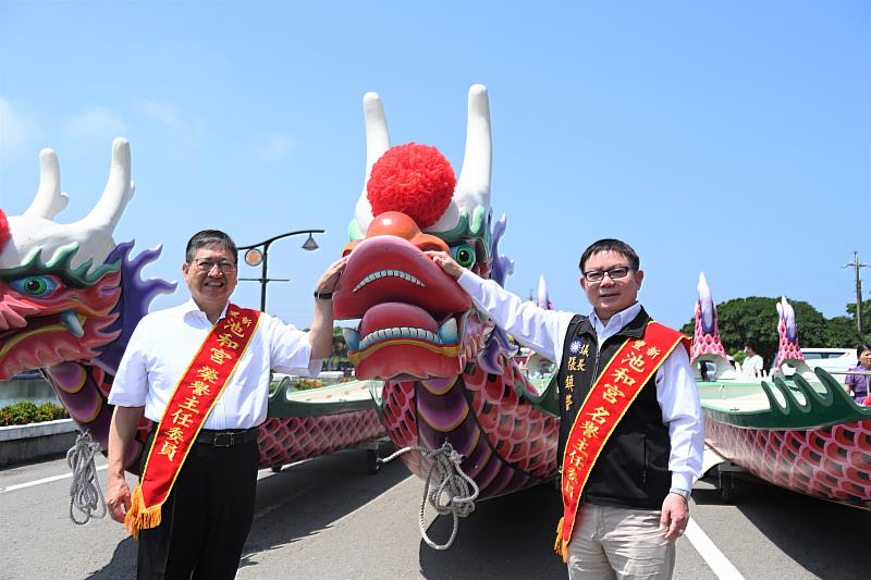 新竹縣長楊文科(左起)、縣議會議長張鎮榮一起為龍舟點睛。