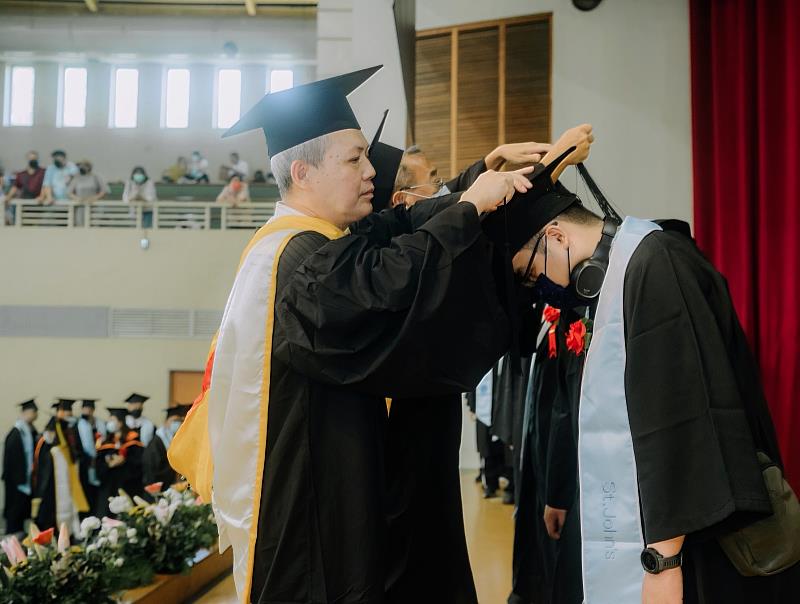 工程學院范俊杰院長（左）在舞台上為畢業生進行撥穗儀式，恭喜畢業生順利完成學業。