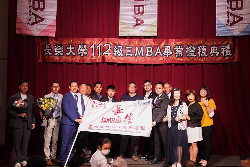 EMBA執行長翁耀臨傳承班旗給112級全體畢業生