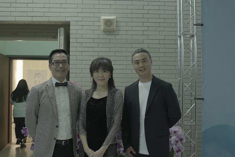 石忠山院長與畢製指導老師簡月真系主任、楊鈞凱老師合影。