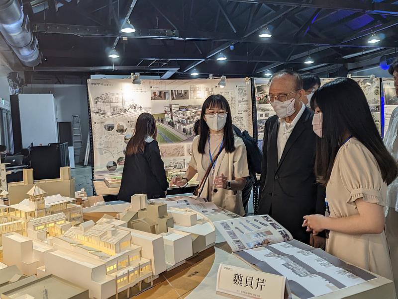 南華大學建景系成果展兼具跨域創新與在地關懷，學生向林聰明校長介紹創作理念。