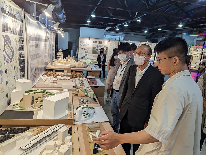 南華大學建景系成果展兼具跨域創新與在地關懷，學生向林聰明校長及師長介紹創作理念。