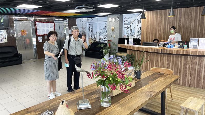 楊光磊與林玥秀校長參觀學校宿舍。