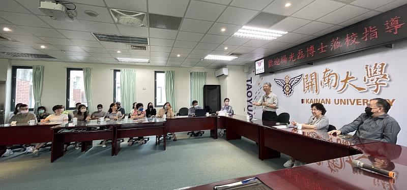 楊光磊博士分享他的工作經驗，並給予學校許多務實建議。