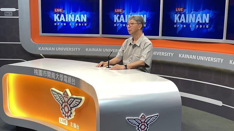 楊光磊博士參與開大攝影棚的主播播報。